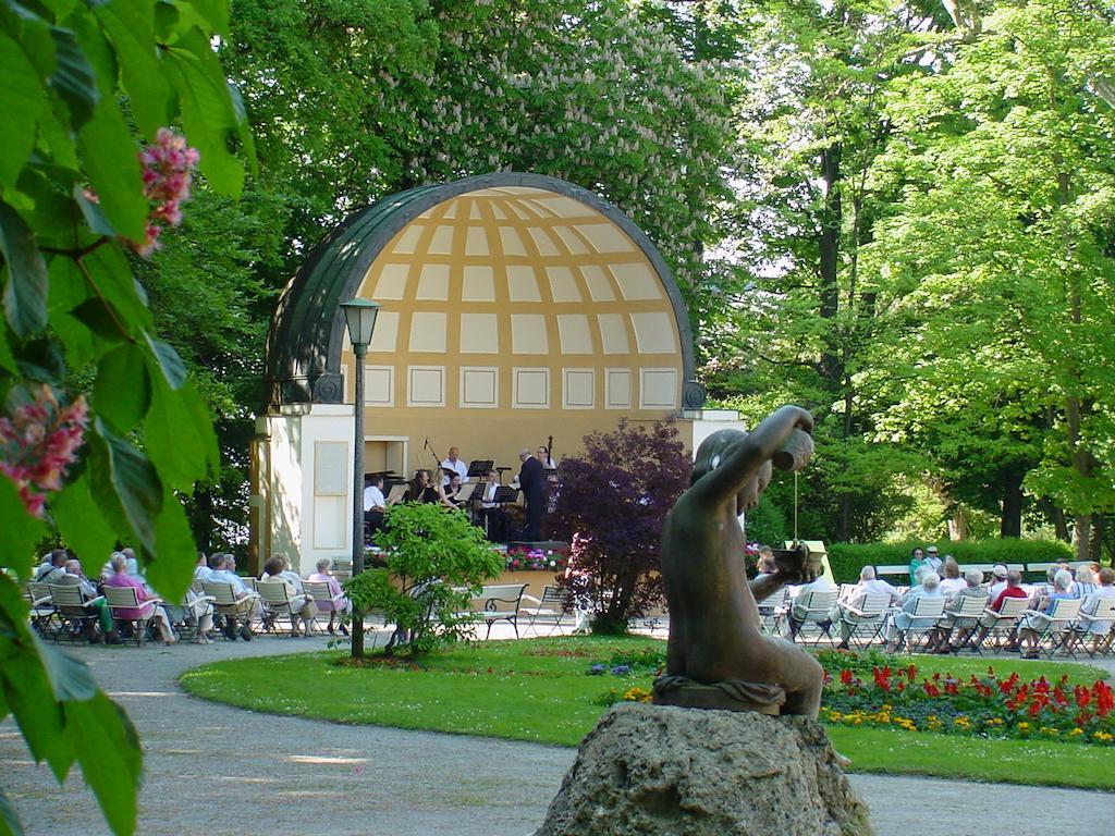 Parkhotel Zur Klause Bad Hall Exterior photo